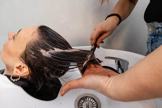 Applying a mask to hair