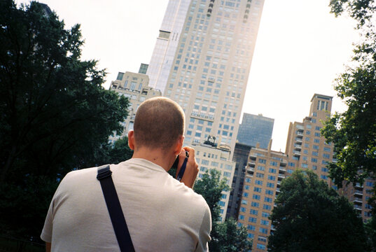 Man snaps photos of New York skyscrapers