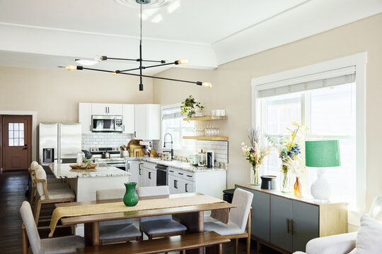 Spacious Kitchen Area in American House Design