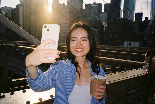 Woman captures moments of herself on the Brooklyn Bridge
