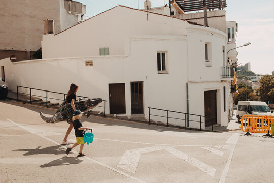 The children are going to the beach 