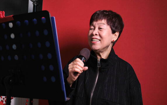 Chinese seniors are singing joyfully&mdash;Chinese New Year!