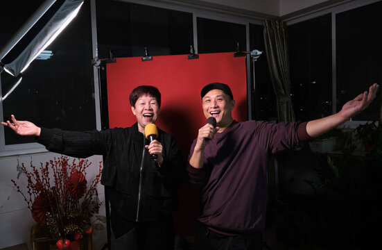 Chinese mother and child are singing joyfully&mdash;Chinese New Year