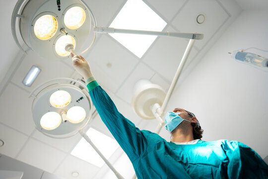 Doc adjusts surgical lights in OR