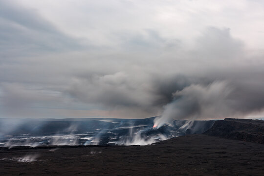 K&Auml;&laquo;lauea Volcano Caldera
