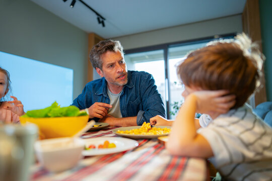 Family dinner conversation with children at home