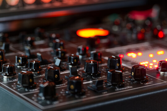 Semi-modular synthesizer