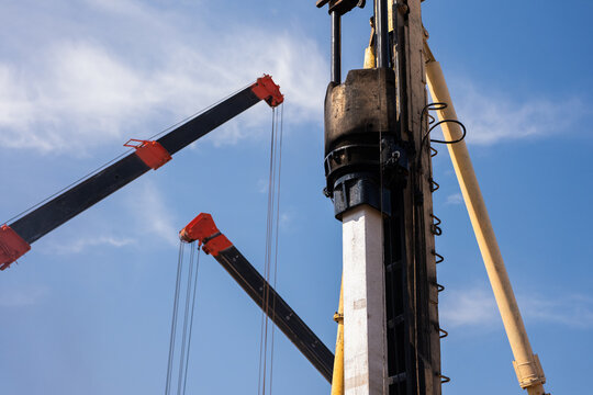 Pile driving rig and cranes