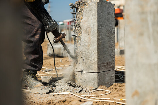 Breaking concrete pile head