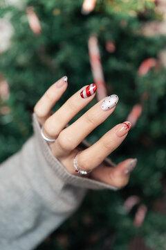 Christmas Candy Cane Manicure