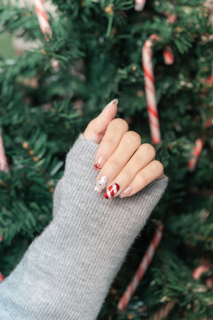 Christmas Candy Cane Manicure
