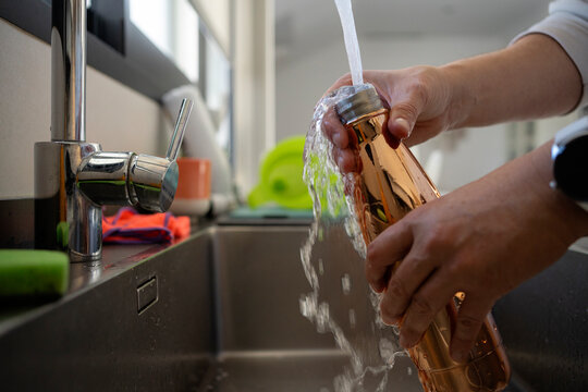 Clean the thermos bottle with a brush