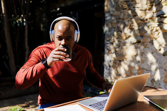 Man staying connected while drinking coffee outdoors