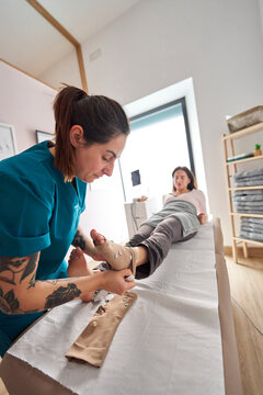 Applying neurostimulation electrodes for physiotherapy leg treatment