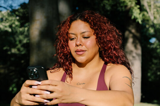 A plus-size athlete uses her smartphone to track her health