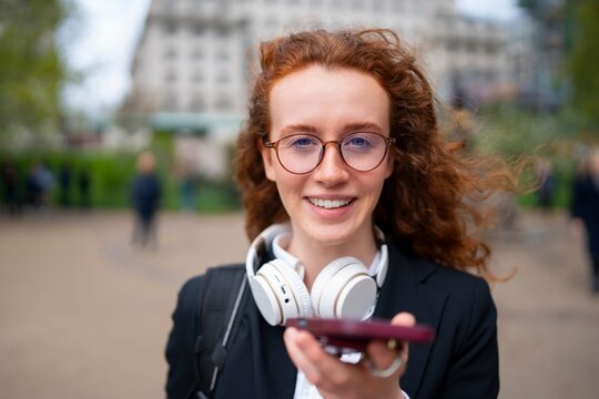 Using voice message on smartphone outdoors