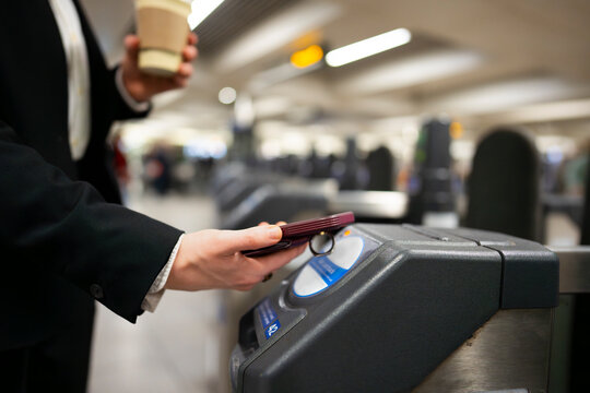 Contactless payment with smartphone in subway