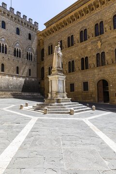 Monument to Salustio Bandini in front of the Monte dei Pasche di Siena banking house, Siena, Tuscany, Italy