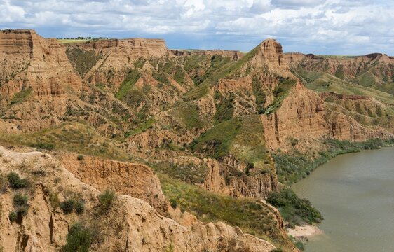 Ein beeindruckender Canyon, der sich entlang eines Flusses erstreckt, mit einer Mischung aus braunen Felsen und gr&uuml;ner Vegetation, Barrancas de Buruj&oacute;n, Burujon, r&iacute;o Tajo, Fluss Tajo, embalse de Castrej&oacute;n, Stausee de Castrejon, Toledo, Kastilien-La Mancha, Spanien
