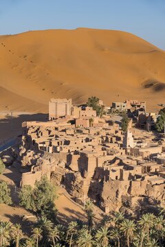 Overlook over the oasis of Taghit with sand dunes, western Algeria, Algeria