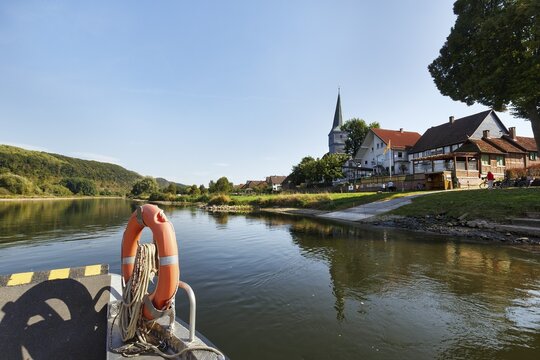Blick von der Personenf&auml;hre, Fahrradf&auml;hre &uuml;ber die Weser auf den Ort Heinsen, Kirchturm St. Liborius, Oberweser, Weserradweg, Weserbergland, Niedersachsen, Deutschland