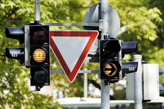 Traffik lights and sign " to give way " " to yield right of way " at crossing