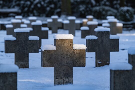 Crosses of a war cemetery from the Second World War in the snow, S&uuml;dwest-Kirchhof, historic cemetery in Stahnsdorf, Potsdam-Mittelmark, Brandenburg, Germany
