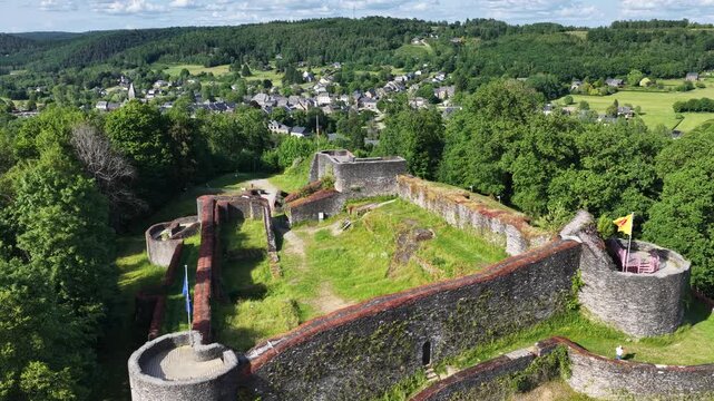 Vue a&eacute;rienne panoramique des ruines du ch&acirc;teau m&eacute;di&eacute;val d'Herbeumont en Belgique. Les vestiges de la forteresse au premier plan et le village situ&eacute; en Wallonie, dans la province du Luxembourg. 