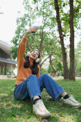 Obraz premium Young woman enjoying digital connection using smartphone outdoors
