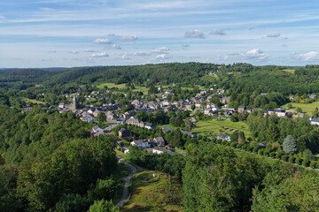 Fototapeta premium vue aérienne panoramique du village d'Herbeumont en Belgique. Dans la vallée de la Semois cette commune de Wallonie est aussi connue pour les ruines de son château fort et forteresse médiévale