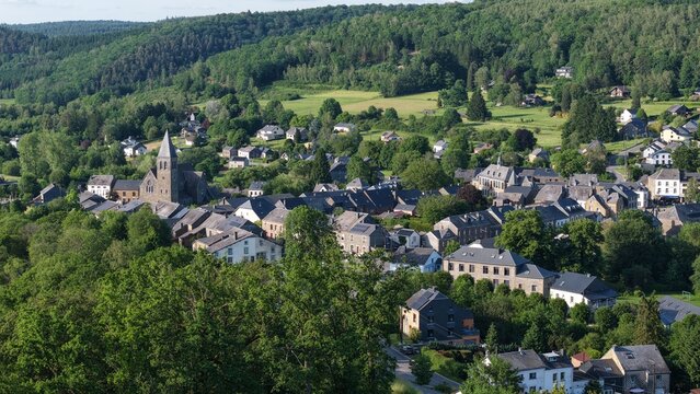 vue a&eacute;rienne panoramique du village d'Herbeumont en Belgique. Dans la vall&eacute;e de la Semois cette commune de Wallonie est aussi connue pour les ruines de son ch&acirc;teau fort et forteresse m&eacute;di&eacute;vale