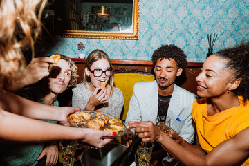Obraz premium Friends party enjoying social gathering and snacks