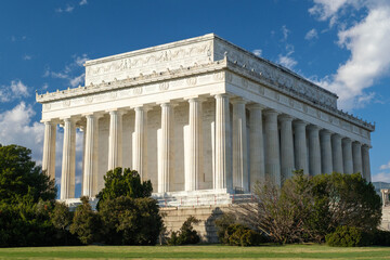 Fototapeta premium The Lincoln Memorial in Washington, D.C., and its surrounding cityscape.