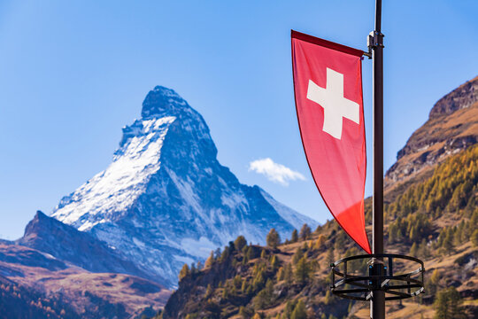 Switzerland, Valais, Zermatt, Matterhorn, swiss flagg