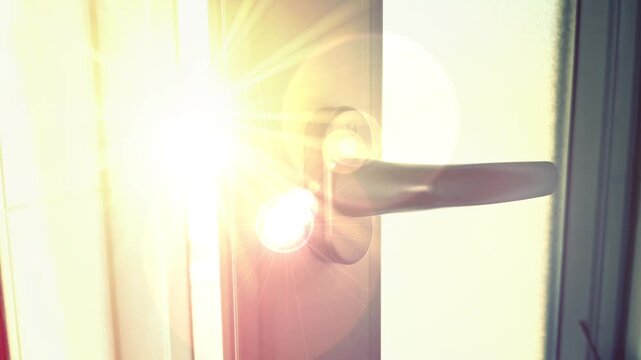 Sonnenlicht f&auml;llt durch ein ge&ouml;ffnetes Fenster im Fr&uuml;hling oder Sommer