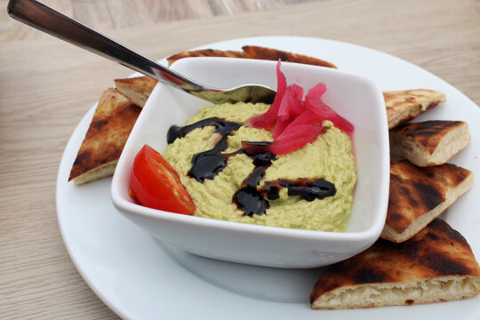 Houmous de pois chiche et petits pois avec pickles oignons rouge