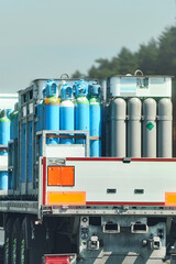 Obraz premium Industrial distribution truck with pressurized cylinders