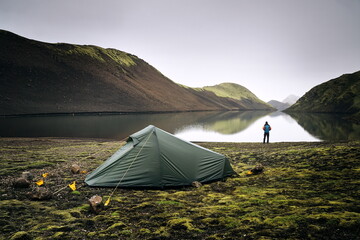 Island, Fjallabak bei Regenwetter. Person, Mann neben Zelt am See © Andreas P