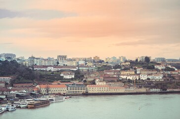 Obraz premium Travelers enjoy the stunning views of Porto and Lisbon, soaking up the atmosphere along the riverside. The serene waters reflect the joy of a memorable holiday filled with laughter and exploration