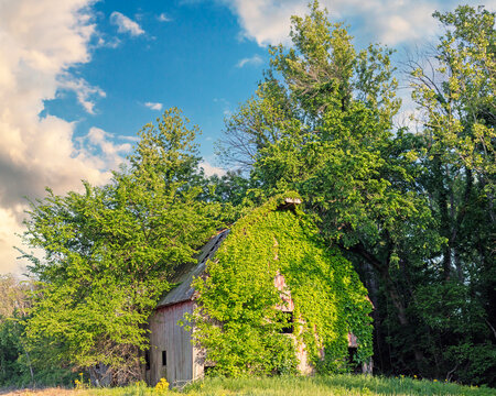 Scenic rural landscape with a rundown barn in northern Missouri countryside