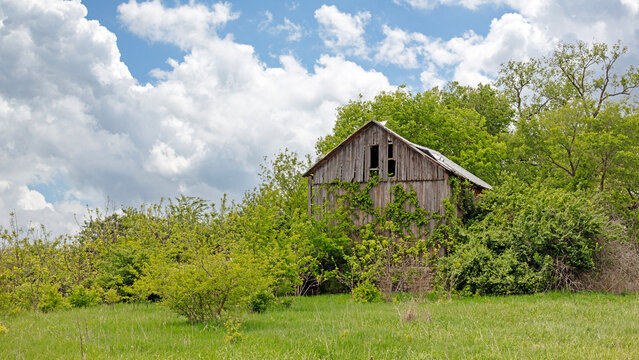 Scenic rural landscape with a rundown barn in northern Missouri countryside