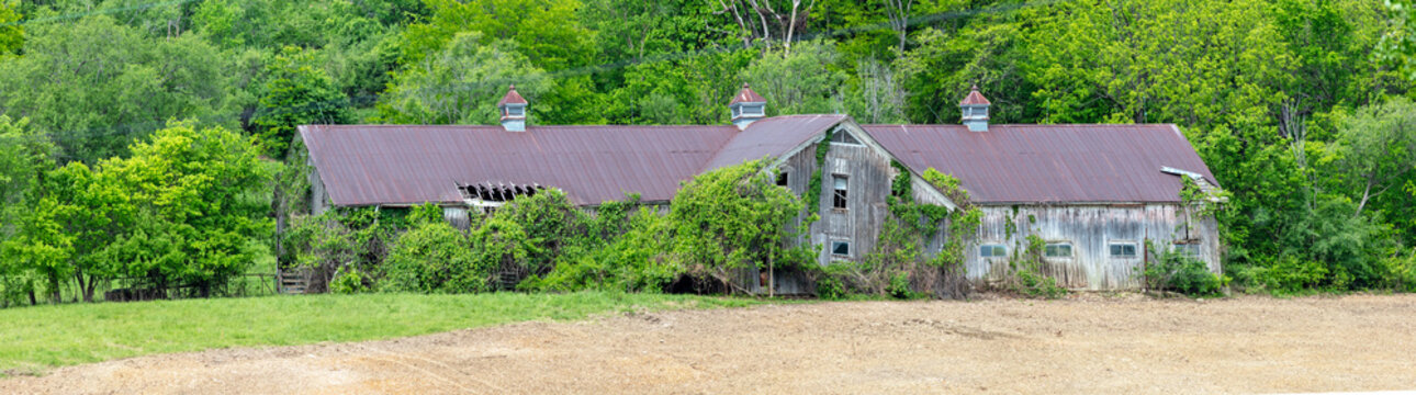 Scenic rural landscape with a rundown barn in northern Missouri countryside