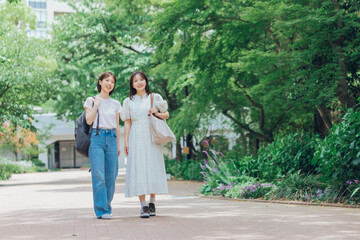 Obraz premium 大学のキャンパスを歩く女子大生二人組