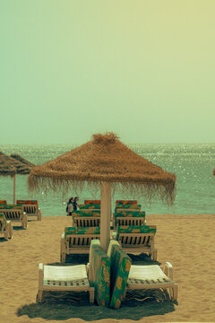 Reposeras y sombrillas en la playa