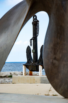 Ancla de hierro y h&eacute;lice de barco en el Castillo de Sant Nicolau.