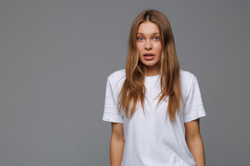 Obraz premium Screaming young woman standing isolated on gray background