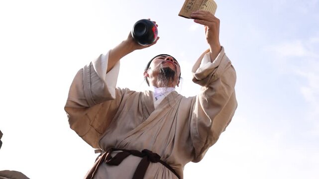 Ancient Chinese romantic poets read books while drinking