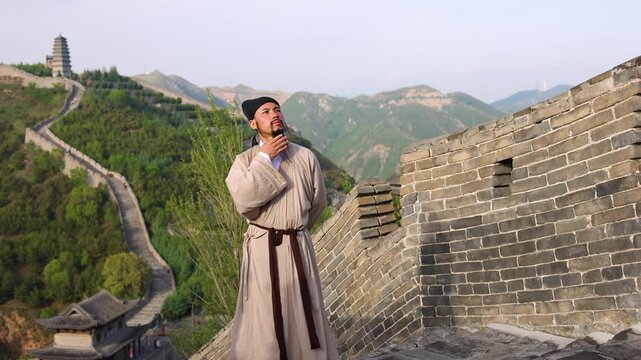 Ancient Chinese people drank wine and composed poetry on mountains