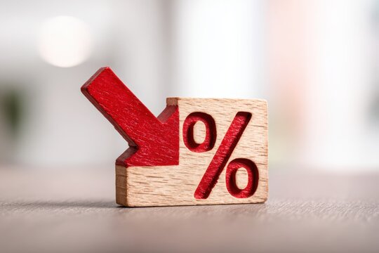 Percentage symbol next to red arrow pointing down. 3d percent sign on office background. Seasonal sale, discount. Rate for finance, return. Investment ROI. Financial concept. Falling interest rates