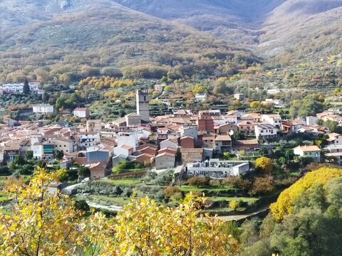 Vista panor&aacute;mica del pueblo de monta&ntilde;a Guijo de Santa B&aacute;rbara en La Vera